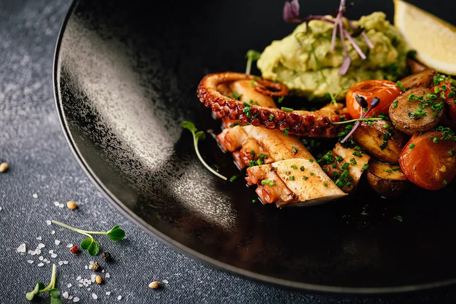 Dish, low key light. Food photography in Dubai by Artur Begel