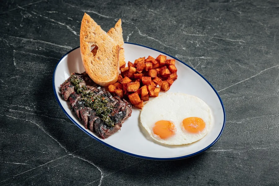 Dish, low key light. Food photography in Dubai by Artur Begel
