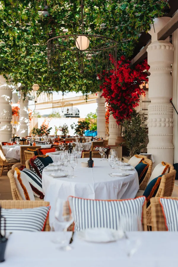 Interior, high key light. Food photography in Dubai by Artur Begel