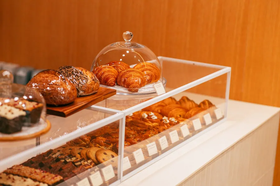Menu and delivery app photos: Joud Coffee, natural light. Photo by Artur Begel