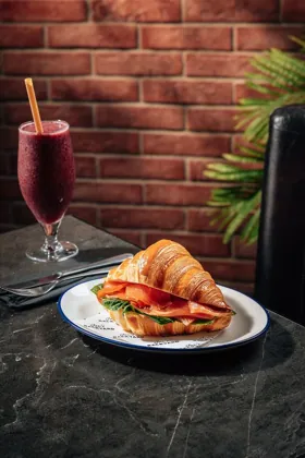 Dish at Joe's Backyard, hard flash light. Food photography in Dubai by Artur Begel