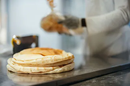 Dish at Al Mukhtar Bakery, natural light. Food photography in Dubai by Artur Begel