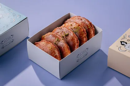 Dish at Al Mukhtar Bakery, hard flash light. Food photography in Dubai by Artur Begel