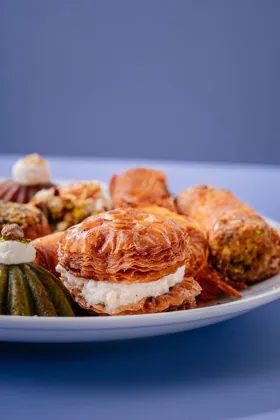 Dish at Al Mukhtar Bakery, hard flash light. Food photography in Dubai by Artur Begel