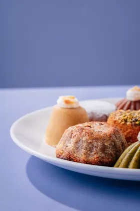 Dish at Al Mukhtar Bakery, natural light. Food photography in Dubai by Artur Begel