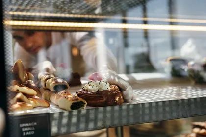 Dish at Al Mukhtar Bakery, natural light. Food photography in Dubai by Artur Begel